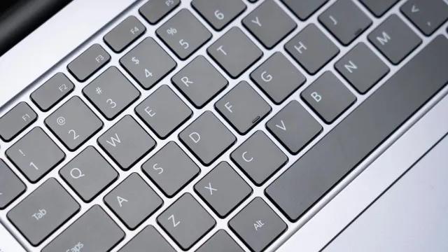 Detalhe discreto no teclado tem função essencial e pouca gente percebe