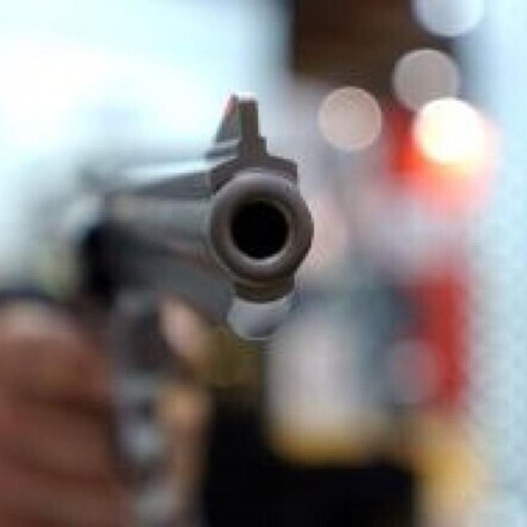 Modena: punta una pistola alla tempia del professore: "Dammi le sigarette o sparo"