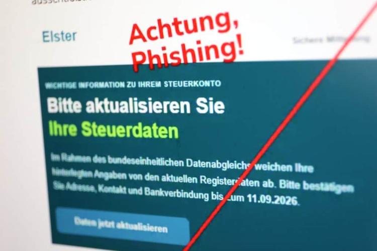 Unscharfer Bildschirm mit rotem Cybersecurity-Text