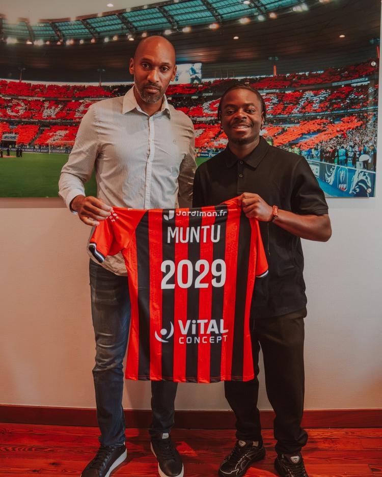 Vimoj Muntu Wa Mungu passe professionnel En Avant Guingamp EAG AMD02060