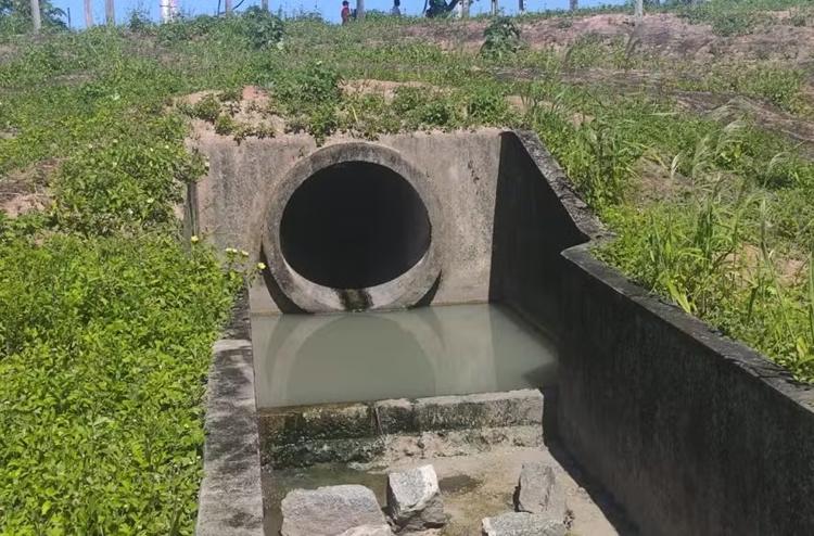 Fiscalização autua empresa por despejo irregular de esgoto em lagoa no Benedito Bentes, em Maceió