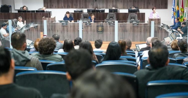 Vereadores aprovam projeto que barra condenados por crimes sexuais contra menores no serviço público de BC
