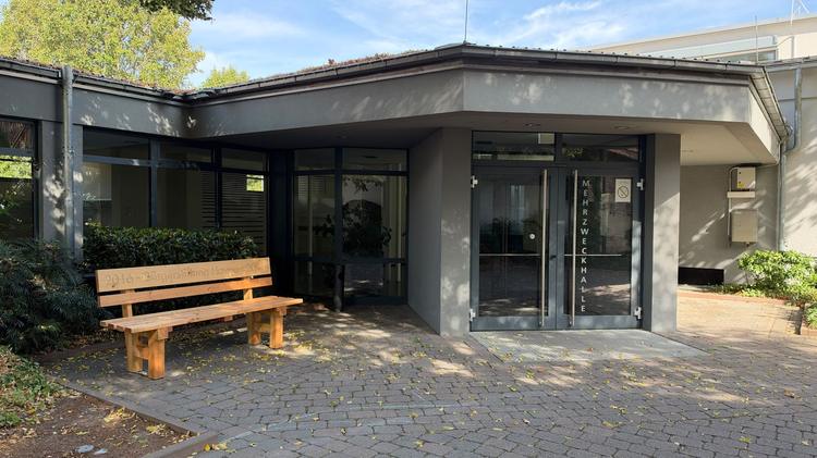 Die Jubiläumsbank steht - 10 Jahre Bürgerstiftung Hayna