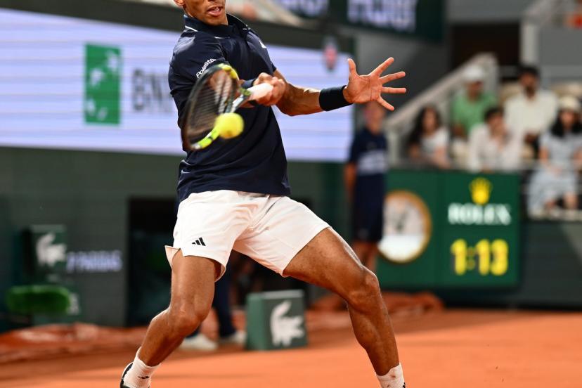Malgré la perte du premier set, Félix Auger-Aliassime vient à bout de Brandon Nakashima et rejoint Alejandro Tabilo en huitièmes de finale