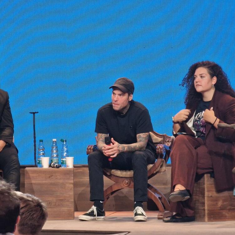 Fedez alla Leopolda attacca la politica: "Fa fatica a comunicare in generale, non solo ai ...