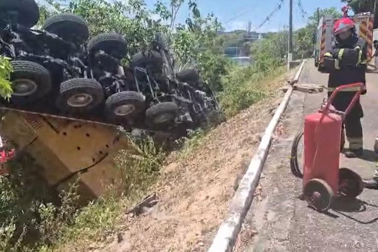 Guindaste tomba sobre fios de alta tensão e provoca explosão na rede elétrica em Manaus