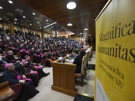 Prima enciclica sull’intelligenza artificiale: “L’IA va disarmata”. Dal Vaticano al co-fondatore di Anthropic