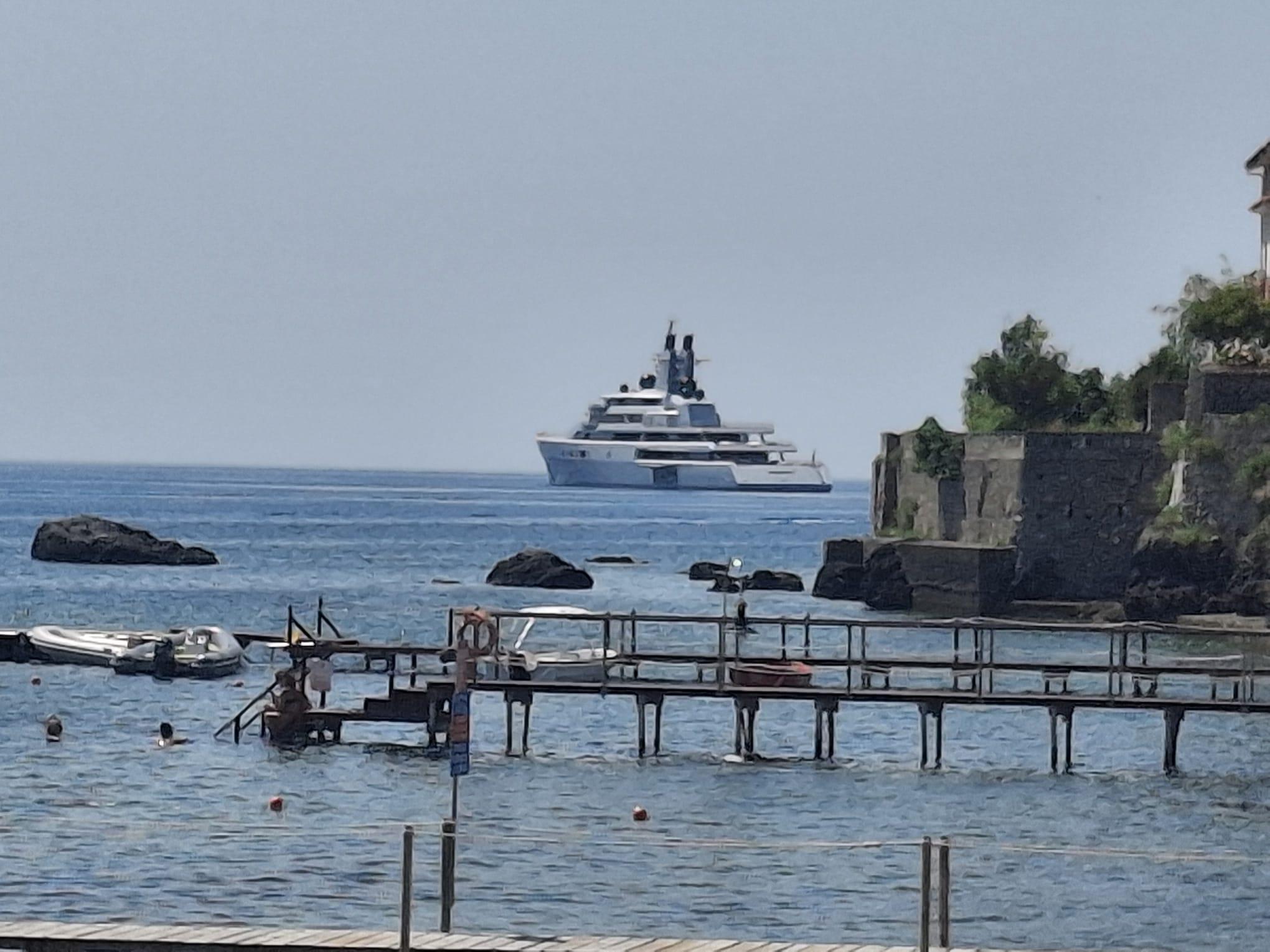 Il mega yacht Dragonfly incanta Scario: l’eccellenza della nautica fa tappa nel Cilento