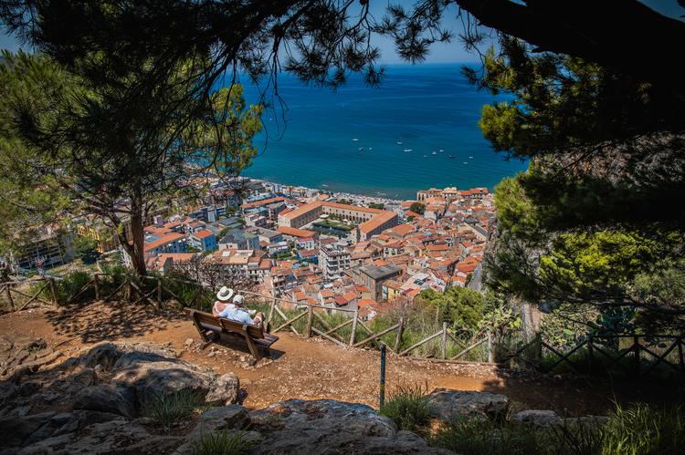 Sedersi, guardare il panorama e prendersi un momento per sé. Dalla Rocca di Cefalù. #visitcefalu