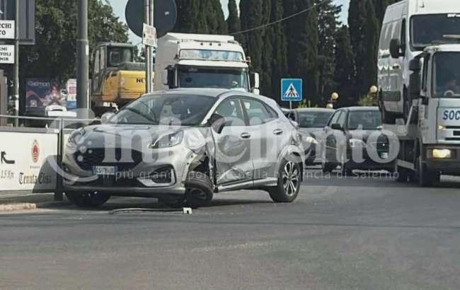 Incidente a Santa Cecilia di Eboli, scontro camion-auto: traffico in tilt
