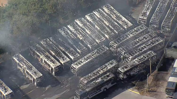 VÍDEO: imagens aéreas mostram destruição em garagem onde 27 ônibus pegaram fogo