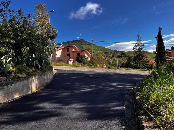 Si sono conclusi gli interventi di riqualificazione della viabilità in contrada Cozzo Massaro, che hanno interessato in...