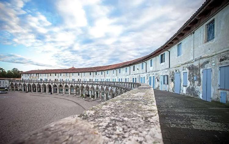 🏛️ 𝟐 𝐌𝐈𝐋𝐈𝐎𝐍𝐈 𝐏𝐄𝐑 𝐋𝐄 𝐋𝐎𝐆𝐆𝐄 𝐏𝐀𝐋𝐋𝐀𝐃𝐈𝐀𝐍𝐄  Ristrutturazione del Loggiato: un grande lavoro di sq...