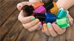 ¿Tu esmalte de uñas puede hacerte subir de peso? La respuesta es: sí