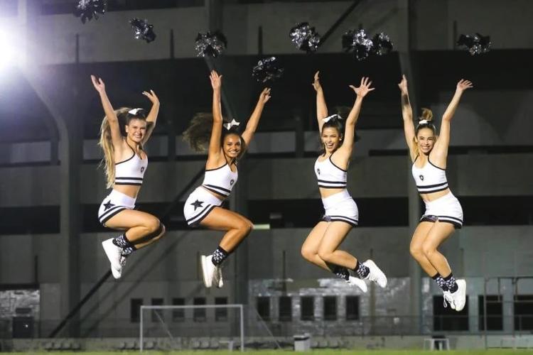 Líderes de torcida do Botafogo treinam para jogo: paixão pela união de dança e futebol (Foto: Arthur Barreto/ BFR / Divulgação)