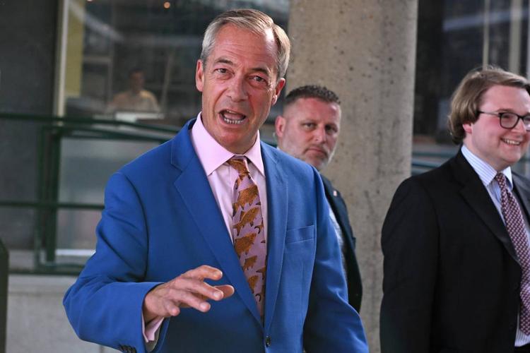 Sfida di Farage dopo lo scandalo. "Mi dimetto e mi ricandido"