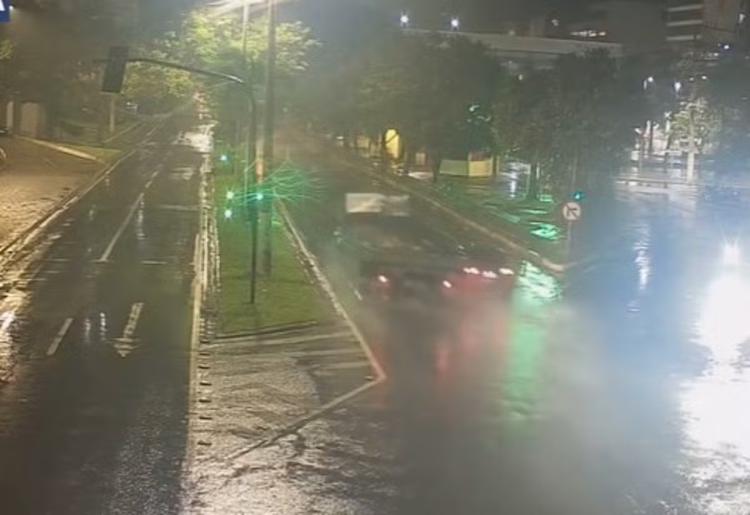 Caminhão bate em carro e atinge semáforo em Volta Redonda