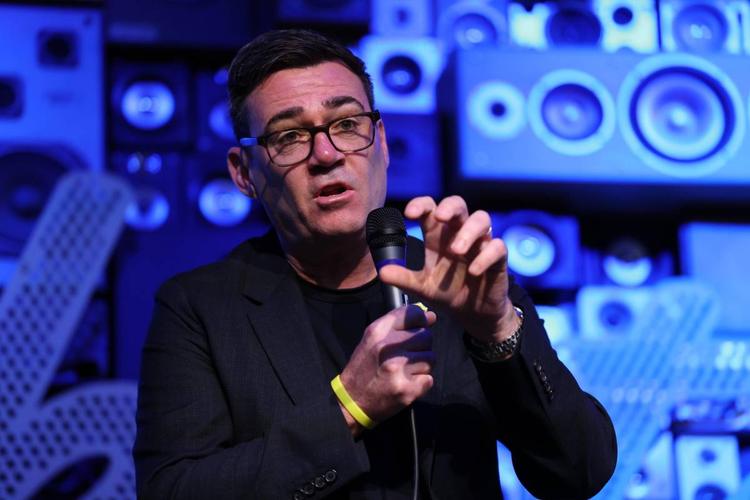 Linea dura di Burnham: via il pachistano pedofilo