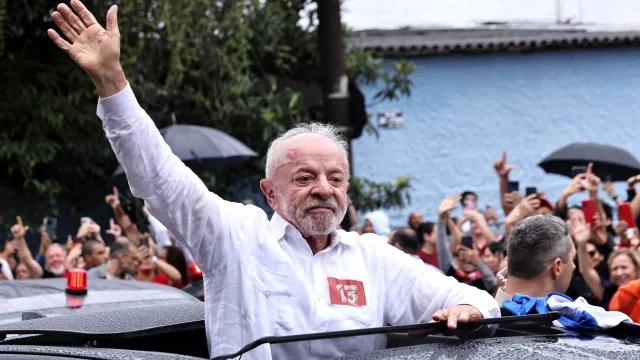 Lula vence Flávio Bolsonaro e é reeleito presidente, projeta Datafolha