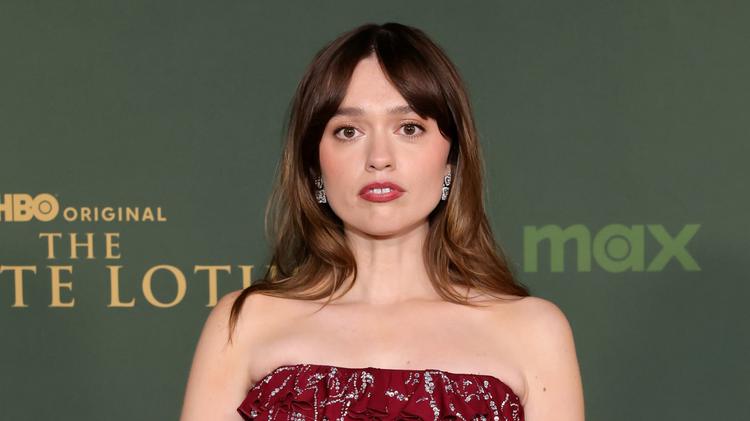 Aimee Lou Wood zoa ‘Sex Education’ e ‘White Lotus’ em ‘SNL’ britânico