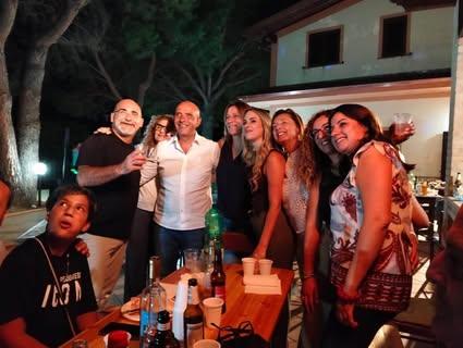 Che questa festa di addio al celibato e nubilato sia l'inizio di un cammino pieno di gioia.  Tanti auguri agli sposi!