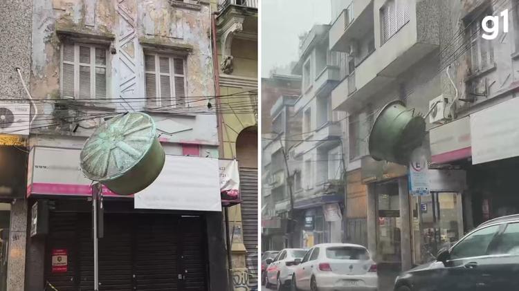 VÍDEO: Caixa d'água despenca de prédio abandonado e fica suspensa em fios no Centro de Porto Alegre após ventania