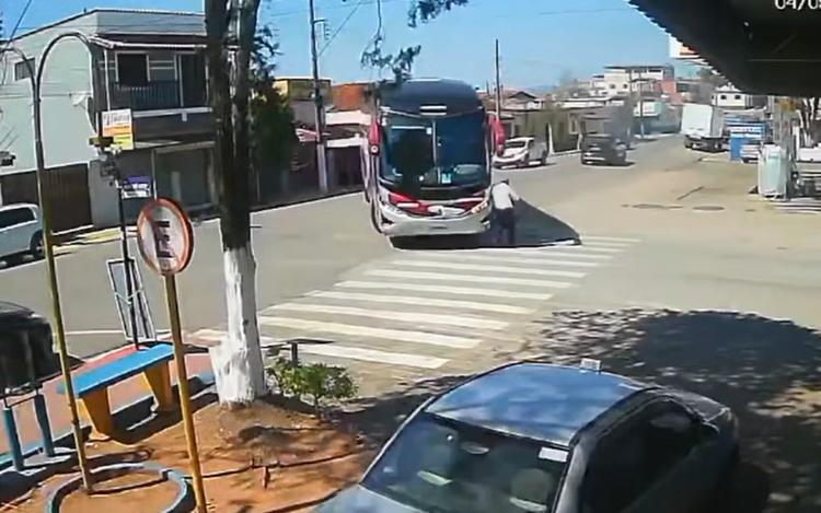 Morre idoso atropelado por ônibus ao atravessar faixa de pedestres em Conceição do Rio Verde, MG