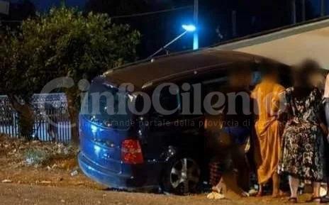 Incidente ad Eboli: auto esce di strada e si schianta contro il muro di un’abitazione