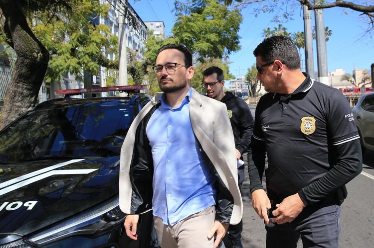 Professor de Direito suspeito de crimes contra 10 mulheres segue solto após nova decisão da Justiça
