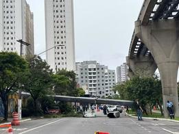 Trem do monotrilho bate e derruba estrutura metálica em São Paulo