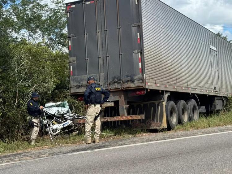 Acidente entre carreta e carros deixa uma pessoa morta na Grande Natal