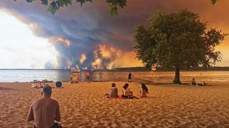 'Dragão das nuvens que cospe fogo': a assustadora tempestade provocada por incêndio nos céus da França