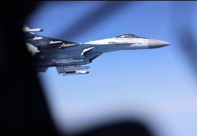 Caccia russi a sei metri dall’aereo spia britannico: il duello lungo i confini Nato