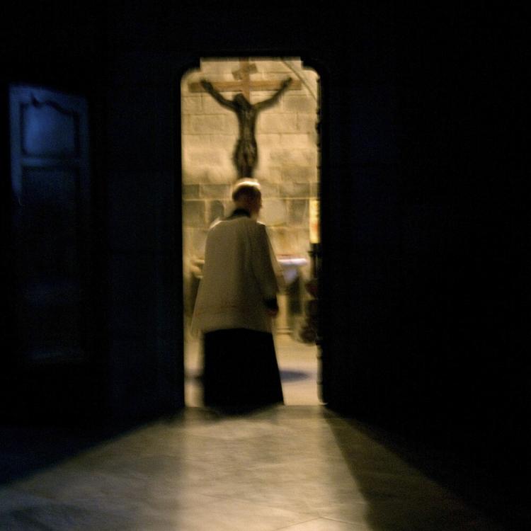 Allarme finti vescovi esorcisti