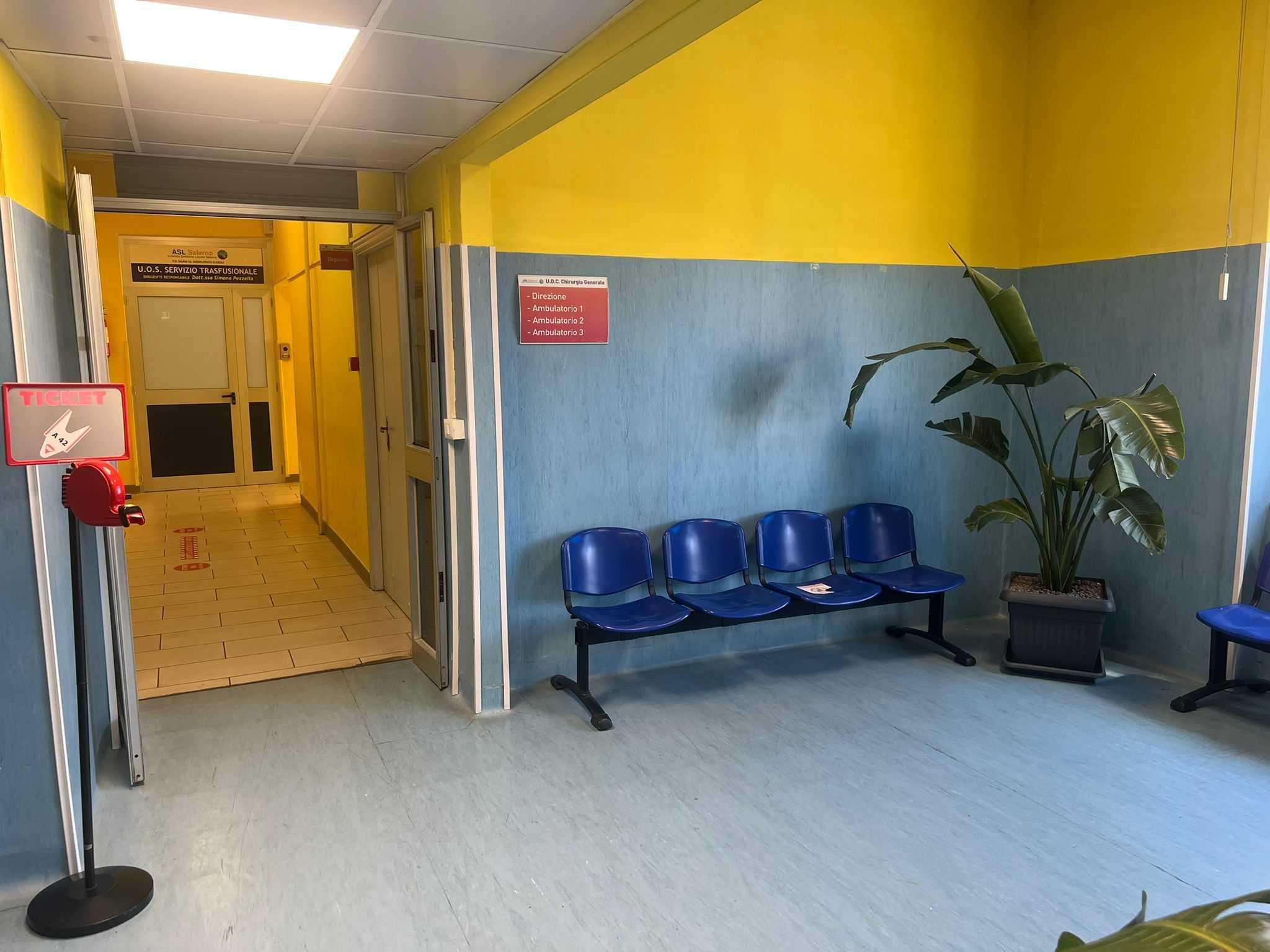 Ospedale di Eboli, condizionatore guasto in sala d’attesa: disagi per il caldo