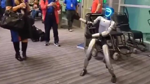 Dança, tira selfies e atrasa voo nos EUA: Conheça Bebop, o robô que viaja