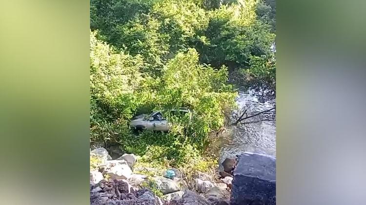 VÍDEO: Carro cai às margens de córrego na Estrada da Raposa, na Grande São Luís