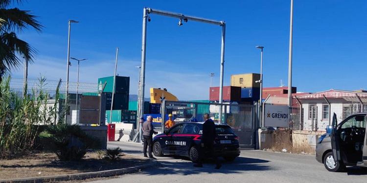 Cagliari, schiacciato da un carico di tubi al porto: morto un 61enne