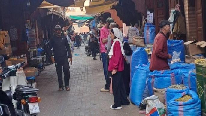 تجار توابل ونحاسيات ينشرون فوضى احتلال الملك العام وسط ملاح مراكش العتيقة