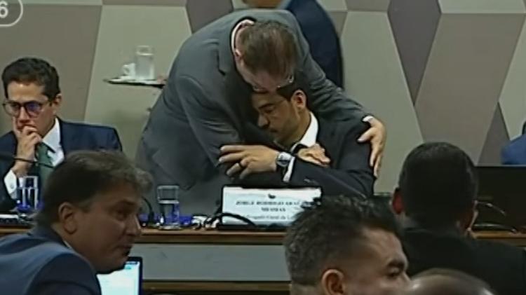 Líder do PL abraça Messias em sabatina, é criticado e se explica: 'Princípio de educação'