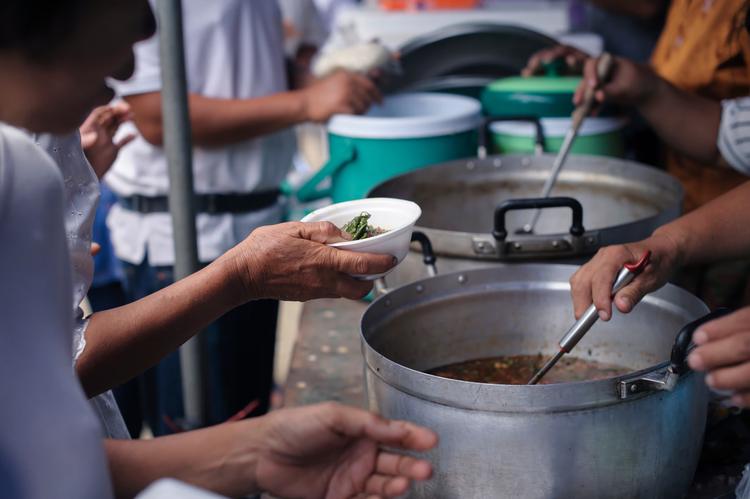 Fome no mundo cai pelo terceiro ano seguido, mas alimentação saudável segue inacessível para bilhões, alerta ONU