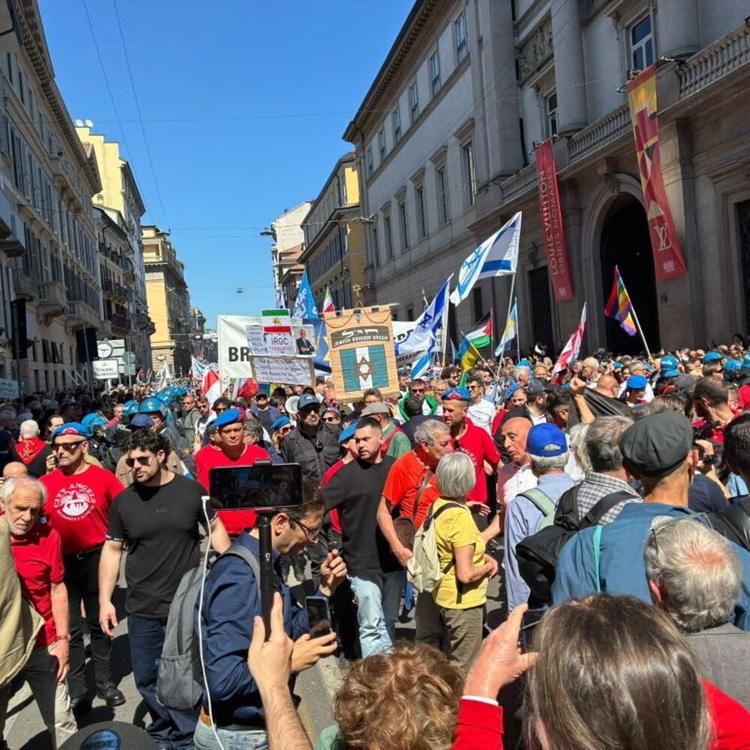 25 aprile: a Milano insulti choc alla Brigata Ebraica. I pro pal bloccano il corteo