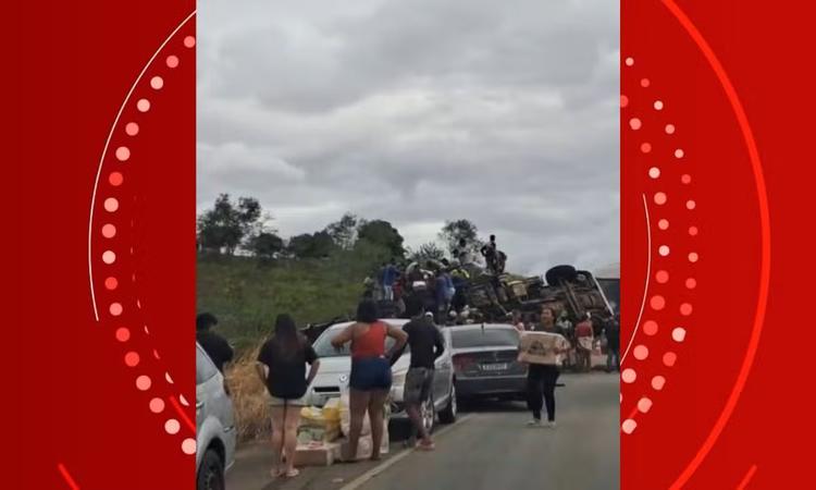 VÍDEO: caminhão-baú tomba e carga de congelados é saqueada em rodovia na Bahia