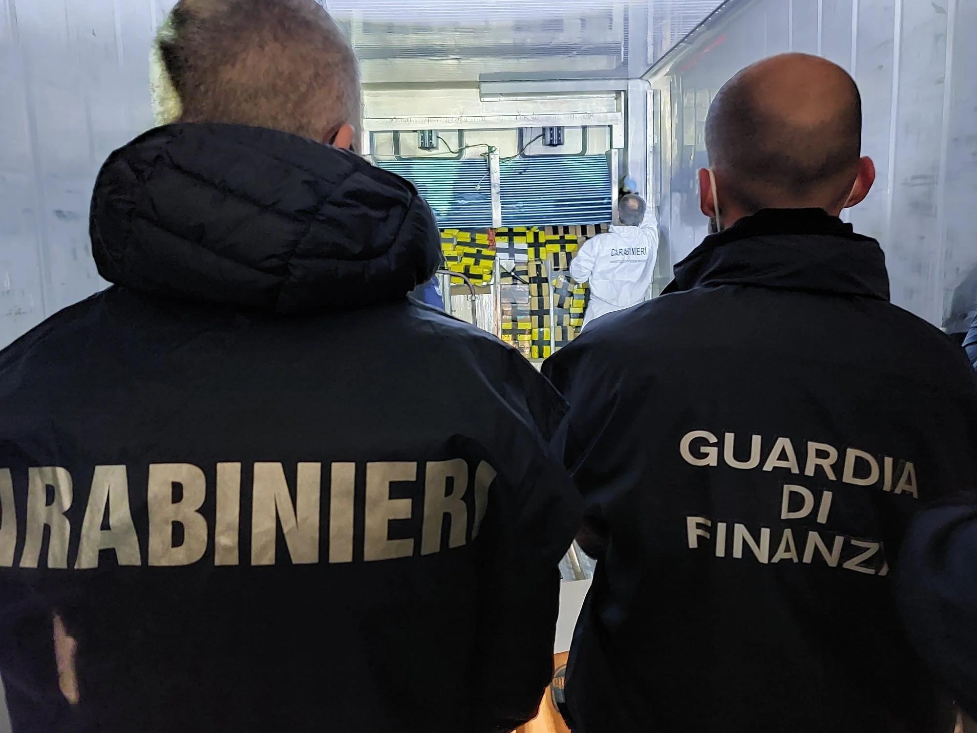 Truffe informatiche e riciclaggio, maxi operazione a Salerno: otto misure cautelari e 69 indagati