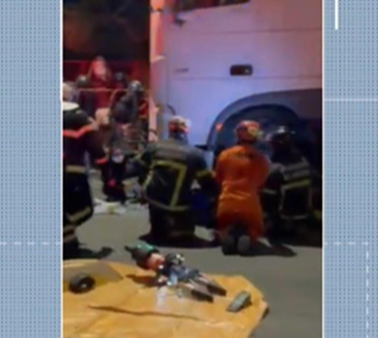 VÍDEO: ciclista sobrevive após ser atropelada por uma carreta na Av. Menino Marcelo, em Maceió