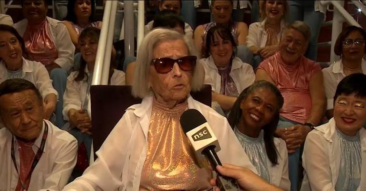 Aos 98 anos, bailarina mais velha da história do Festival de Joinville brilha no palco; VÍDEO