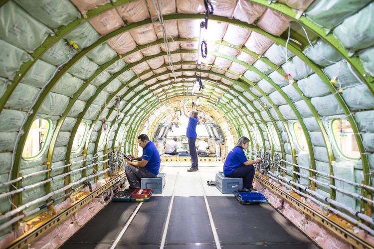 Saiba como é o curso gratuito da Embraer para auxiliar de produção aeronáutica