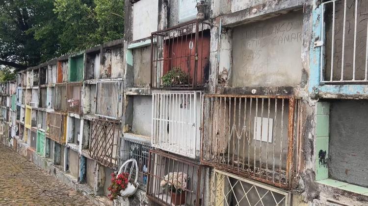 Família diz que cemitério do RS abriu túmulo da mãe sem avisar e ossada era de outra pessoa; restos mortais tinham dentadura