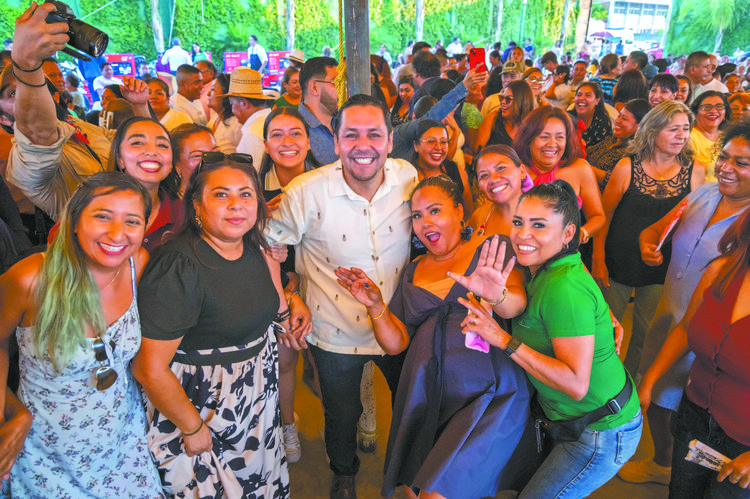 Festeja Ayuntamiento de Temixco a más de mil 500 docentes en su día