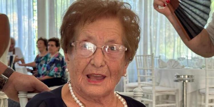 Nonna Angelina festeggia i 100 anni con 90 parenti dopo un viaggio di 700 chilometri dalla Sicilia alla Campania
